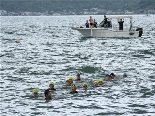 横川小学校スイミングスポーツ少年団の鹿児島湾遠泳の様子