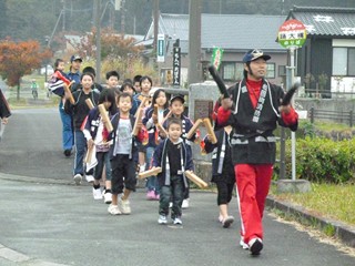 拍子木を打ち鳴らし巡回する様子