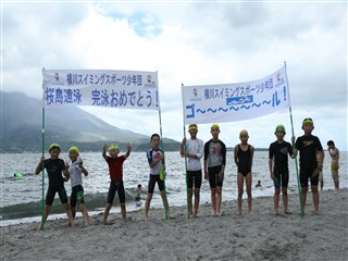 横川小学校スイミングスポーツ少年団の鹿児島湾遠泳の様子3