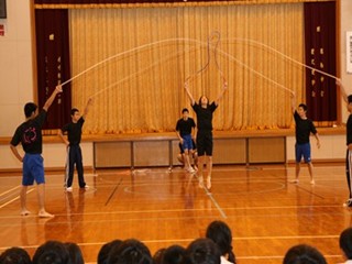 鹿児島実業高等学校の新体操部による演技披露