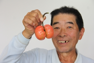池江國裕さん（76）と双子トマト1