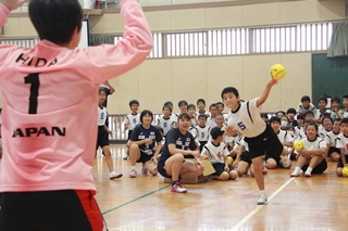 ハンドボール日本代表選手と宮内小学校児童との交流会の様子4