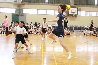 ハンドボール日本代表選手と宮内小学校児童との交流会の様子2