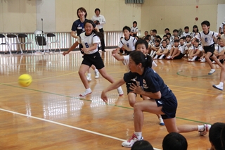ハンドボール日本代表選手と宮内小学校児童との交流会の様子3