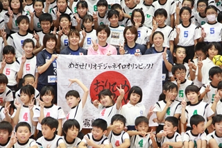 ハンドボール日本代表選手と宮内小学校児童との交流会の様子