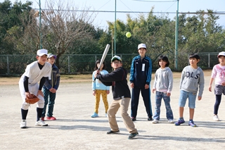 小浜小学校の児童と隼人工業高校野球部、バレー部との交流会