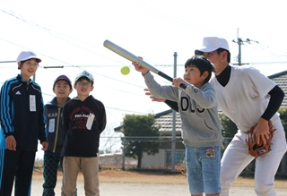 小浜小学校の児童と隼人工業高校野球部、バレー部との交流会2