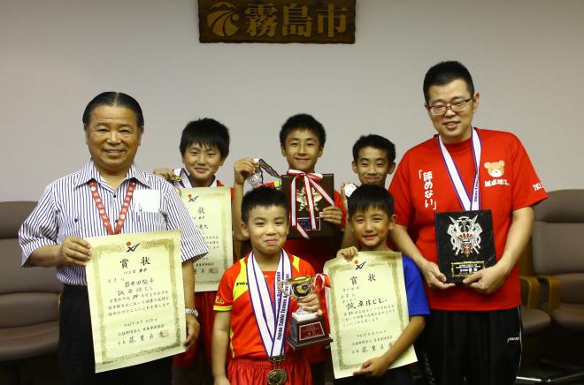 卓球の全国大会制覇の子どもたちが表敬訪問