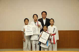 国分北小・国分小の児童4名による第23回全日本少年少女空手道選手権大会の報告に係る表敬訪問