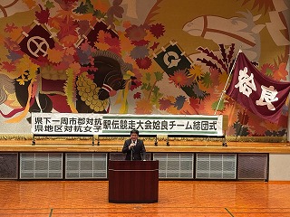 市長があいさつする様子