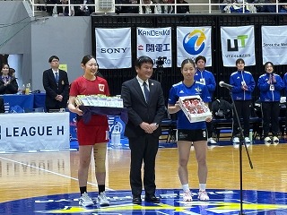 特産品贈呈の様子