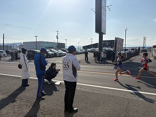 沿道で応援する様子