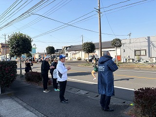 沿道で応援する様子