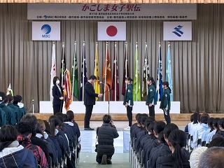 表彰式でプレゼンターを務める様子