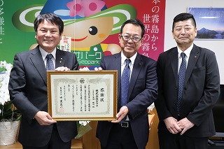 市長とヤマウの方の写真