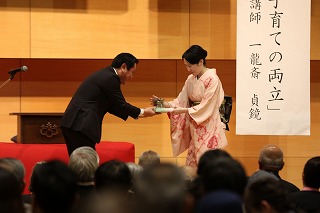 市長が講師に特産品を贈呈する様子