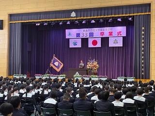 市長が祝辞を述べる様子