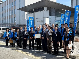 寄贈者との集合写真