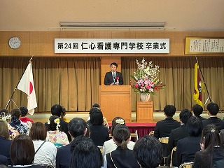 祝辞を述べる様子