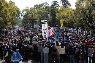 観客で賑わう様子