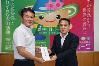 全国市長会からの見舞金を受け取る様子