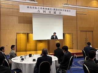 幼稚園協会・保育協議会にあいさつする様子