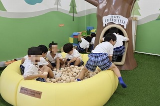子どもたちがおもちゃで遊ぶ様子