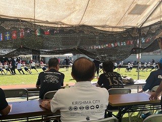 運動会で応援する様子