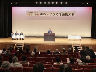 ゆめときめき芸能大会であいさつする様子