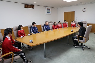 京セラ女子陸上競技部の表敬訪問の様子