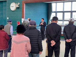 市ゲートボール協会秋季親善大会であいさつする様子