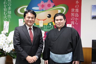 市長と澤崎さんの写真
