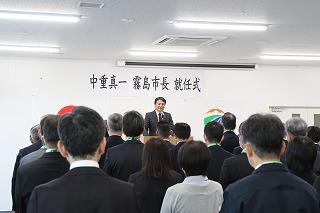 市長就任式で職員へ訓示を述べる様子