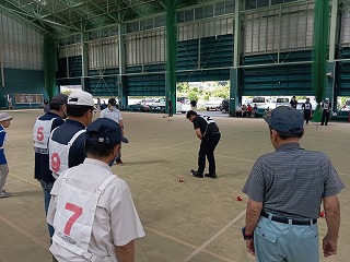 市長がゲートボールをする様子