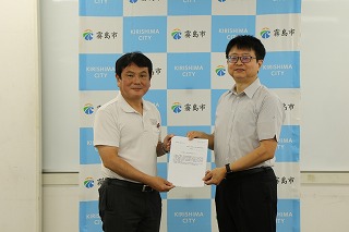 提言者を受け取る様子