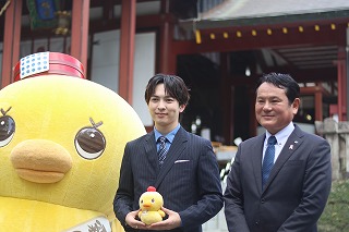 吉田仁人さんとアヒル隊長との写真