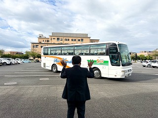 市長がバスを見送る様子