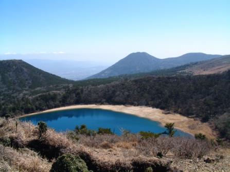 白鳥山から見る白紫池と韓国岳