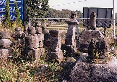 臼崎の宝塔(石塔)写真