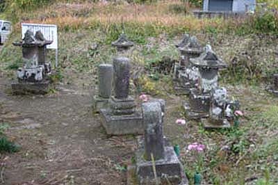 野首の墓石群写真