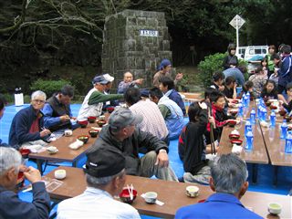 霧島国立公園記念碑周辺の美化活動3