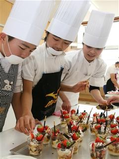 小ミカンを使ったお菓子作り体験