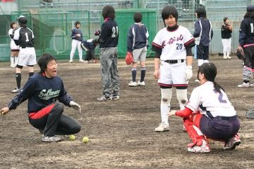 日立ソフトウェア女子ソフトボール部によるソフトボール教室