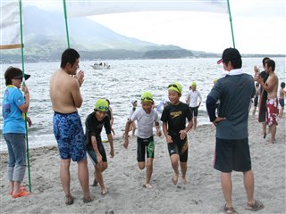 横川小学校スイミングスポーツ少年団の鹿児島湾遠泳の様子2
