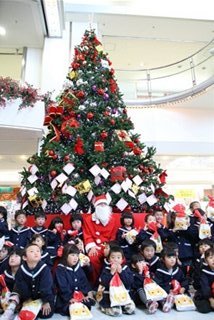 鹿児島空港国内線2階出発ロビーの巨大クリスマスツリー