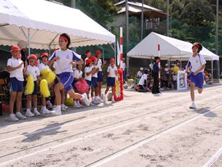 福山幼稚園と福山小学校、福山中学校の初めての合同運動会2