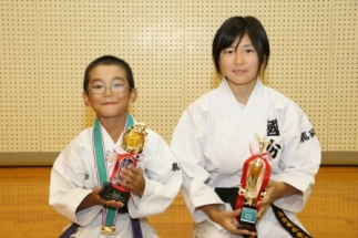 今村颯志君（国分南小2年）と帖佐そよ香さん（舞鶴中2年）