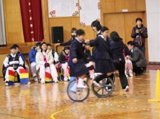 竹子小児童の一輪車演技