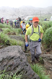 1年半ぶりの霧島登山を楽しむ人々