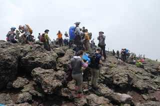 1年半ぶりの霧島登山を楽しむ人々3